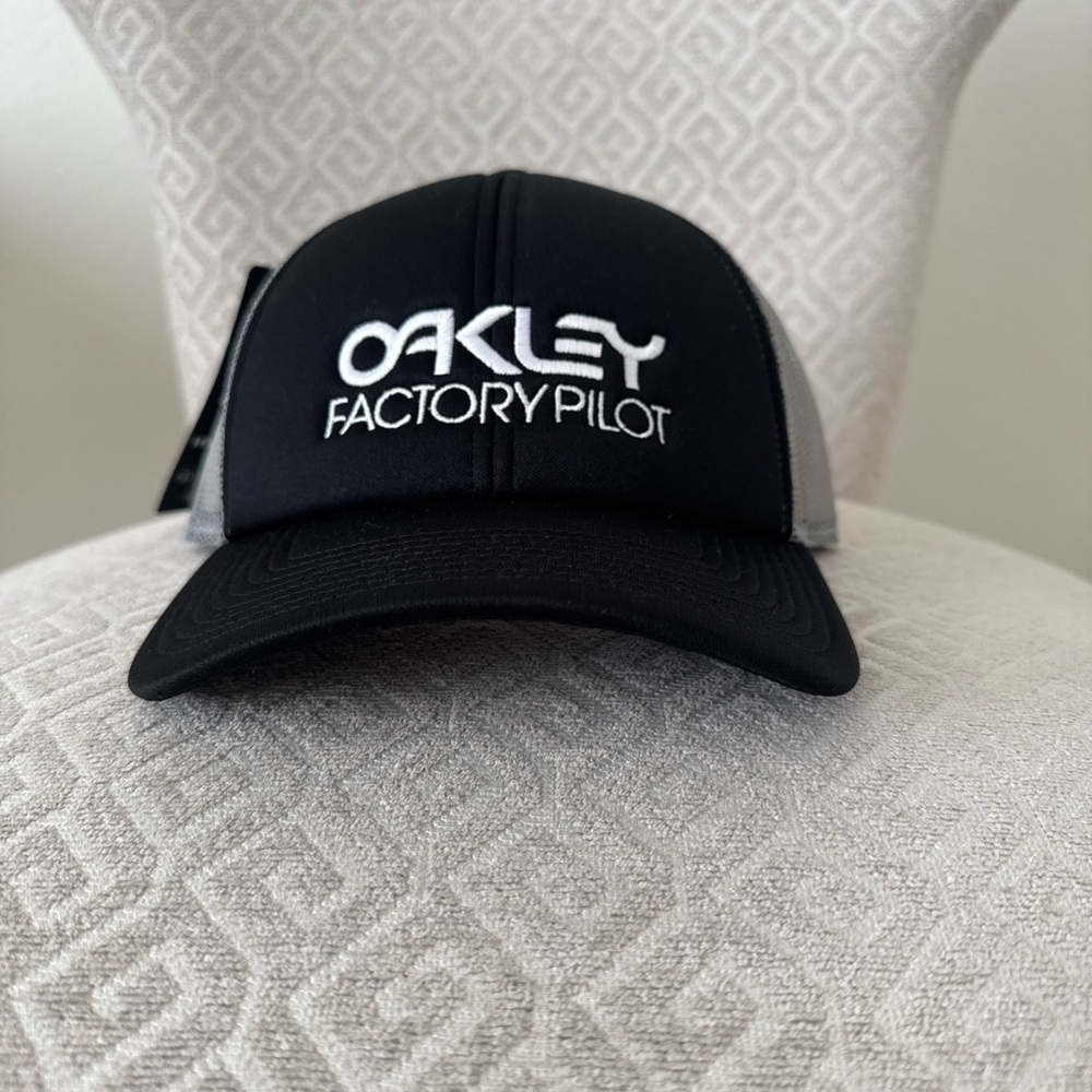 OAKLEY  Factory Pilot Black Front Gray Mesh Trucker Cap OS Adjust Velcro Closure
